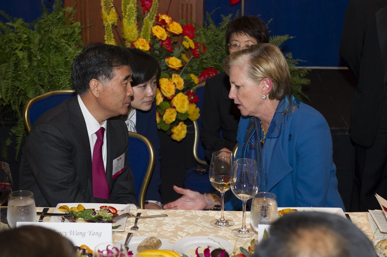 Vice Premier Wang Yang and USCBC Chair and DuPont Chair and CEO Ellen Kullman at the USCBC co-hosted dinner following the 2013 Strategic & Economic Dialogue meetings.